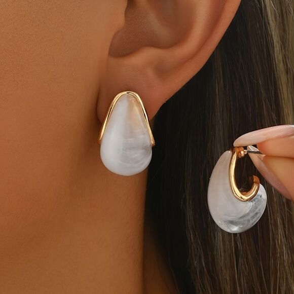 Elegant White Teardrop Earrings A1299 - Picture 1 of 3